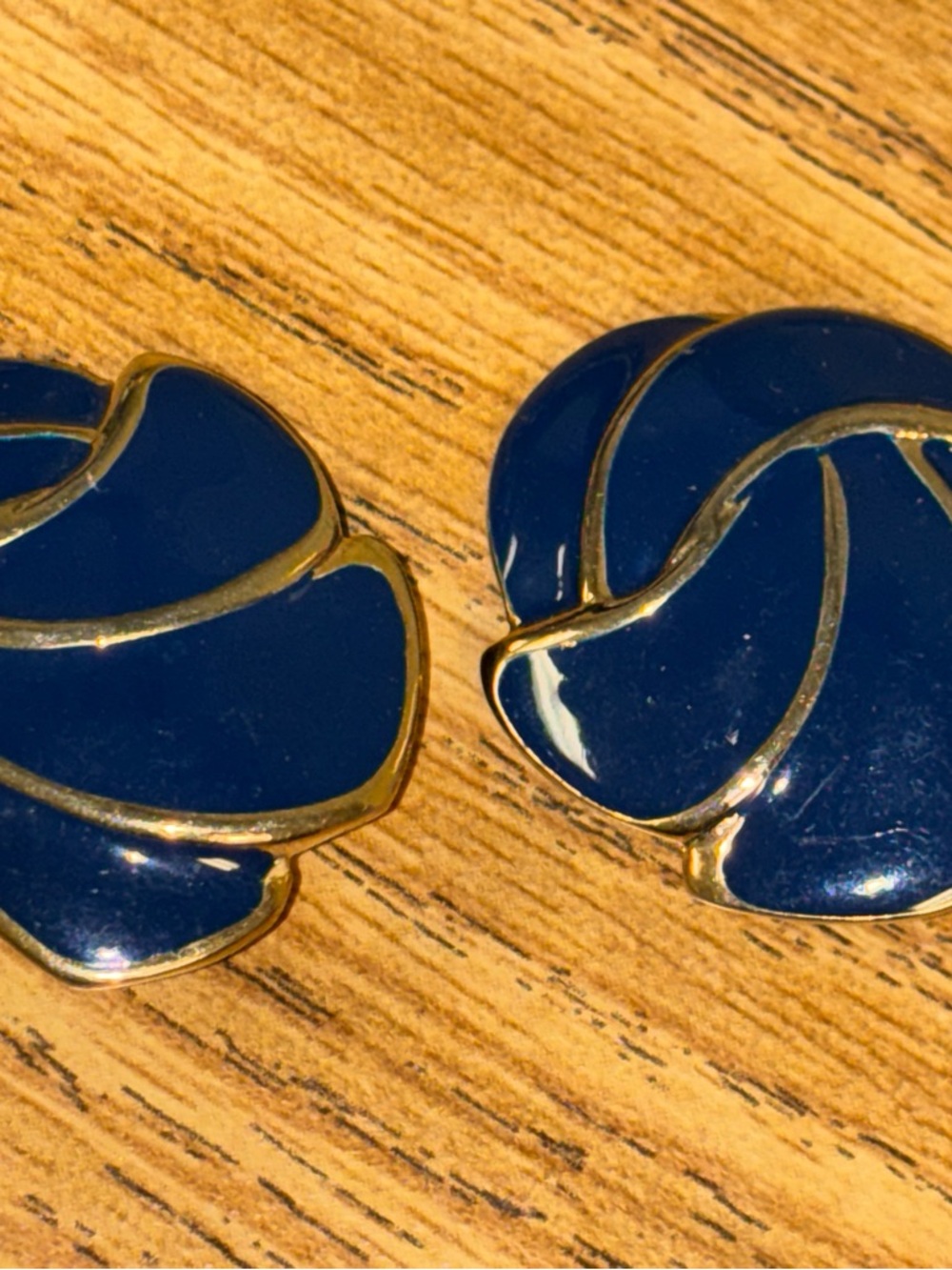 Vintage estate sale Women’s Navy Enamel Floral Clip Earrings - Gold Trim - Picture 2 of 4